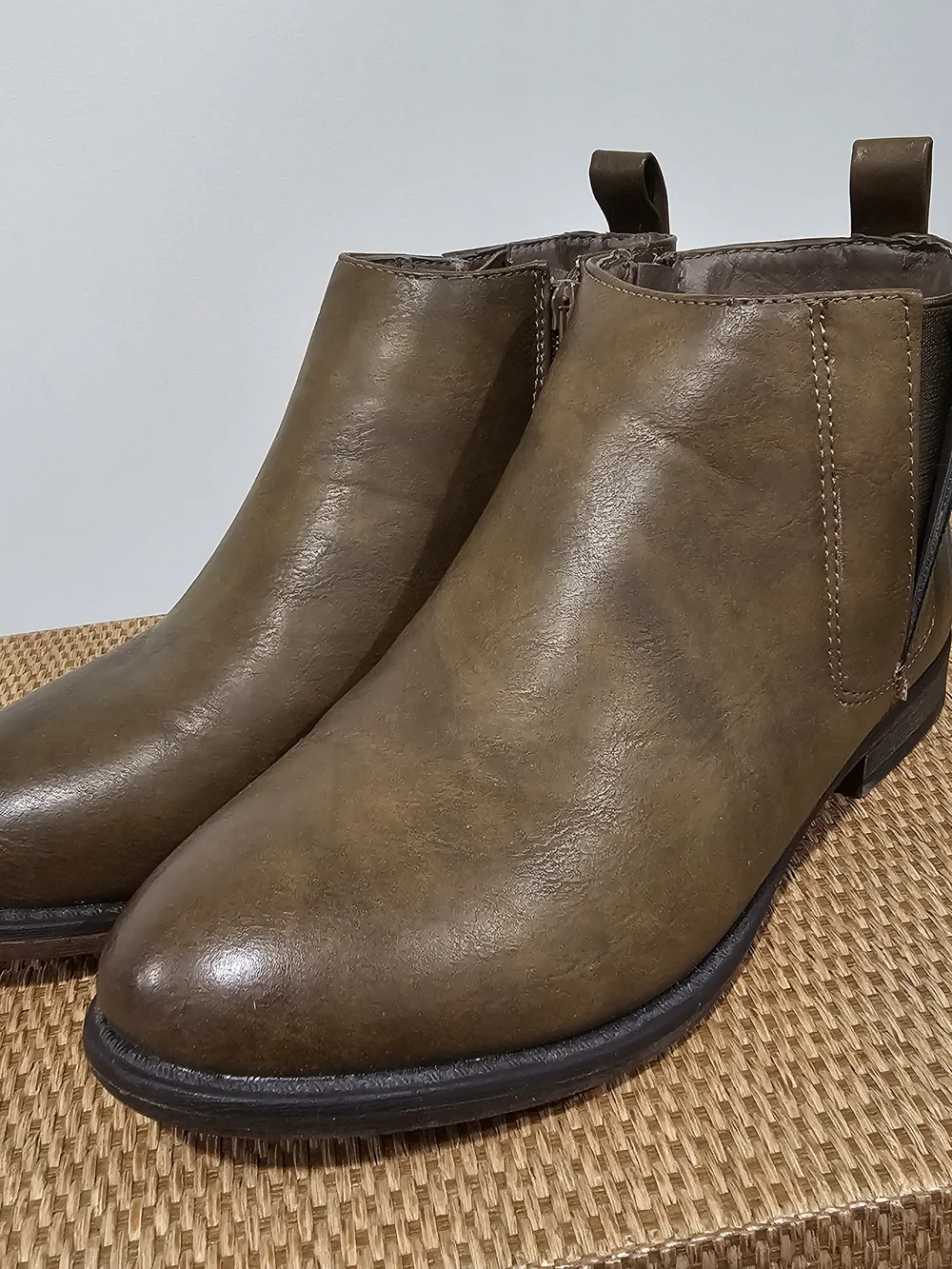 Olive Green Chelsea Ankle Boots Sz.7 Minimalist Low Heel  Casual Boho Festival - Picture 3 of 13